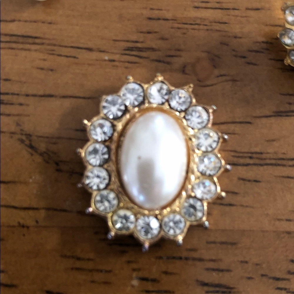 Costume Pearl and Gold Women's Earrings Jewelry - Picture 7 of 10